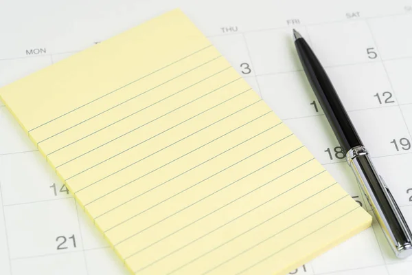 Sárga jegyzék-val toll-ra fehér tiszta naptár-val időpont szám — Stock Fotó