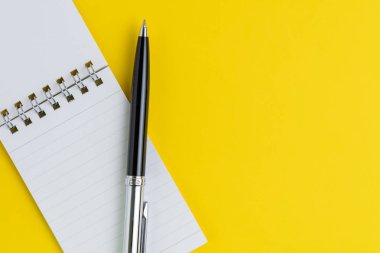 Boş sayfa, düz sarı backgro kalem ile küçük kağıt not defteri