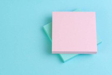 C ile üstüne pembe ile mavi arka plan üzerinde yapışkan notlar yığını