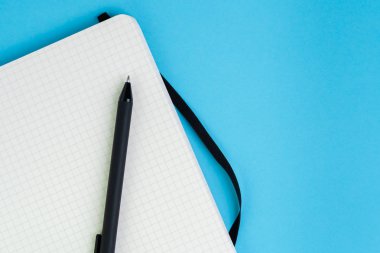 Düz mavi b kalem ile boş grafik kağıt sayfa defteri açma