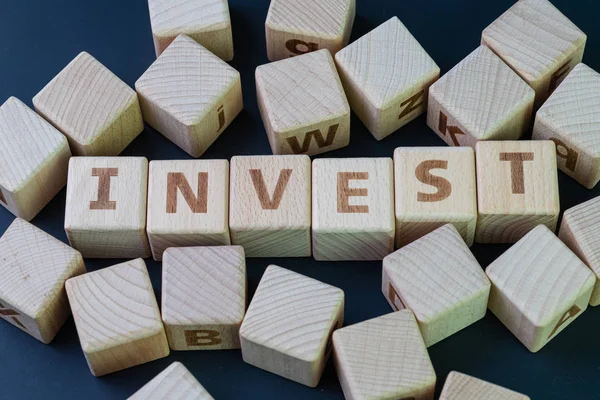 Investera, finansiell term för att fördela pengar i förväntningen av s — Stockfoto