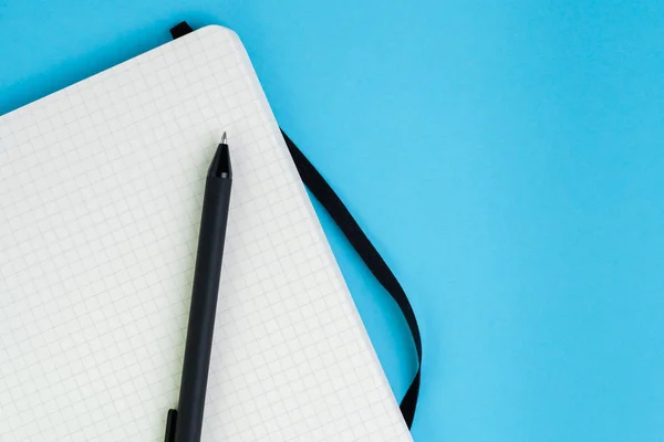 Abrir o caderno de página de papel gráfico em branco com caneta em azul sólido b — Fotografia de Stock