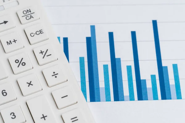 Calculadora blanca en los informes del gráfico de barras azules utilizando como negocio por — Foto de Stock