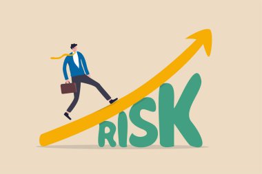 Yüksek riskli yüksek gelir borsası yatırımı, riskli yatırım varlıklarının ticareti büyüme geri dönüş konsepti, kendine güvenen akıllı yatırımcı büyüyen borsa grafiğinde Risk kelimesinin üzerinde yürüyor.