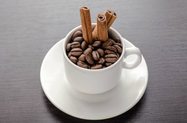 Fincan kahve çekirdekleri tarçın ile doldurulur.