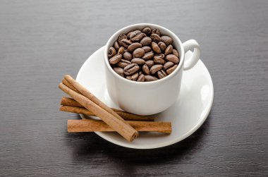 Fincan kahvenin üzerinde bir uçan daire tarçın ile dolu.