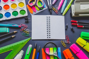 Okul Malzemeleri siyah bir arka plan ile defter