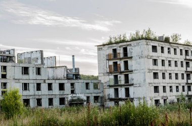 Yüksek katlı bina terk edilmiş. Konut Yapı çökmekte