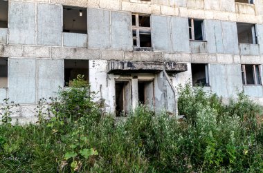 Yüksek katlı binalar terk edilmiş. Yağma ve vandalizm.