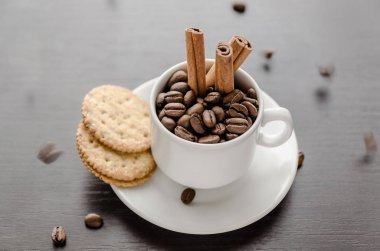 Bir fincan kahve çerezler ve tarçın ile.