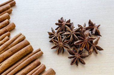 Yıldız anason ve tarçın baharat yakın çekim.