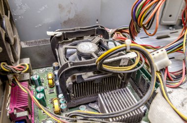 Eski bilgisayar sistem biriminin spiderweb ve toz içinde