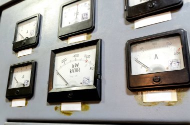 Pano kontrol sensörleri ve ampermetreler. enerji.