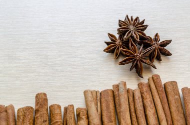 Yıldız anason tarçın ile ışık ahşap tahta sopa