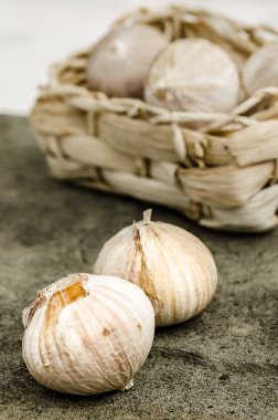 Sarımsak baharat. Karanlık, bir taş üzerinde bütün sarımsak gıda Fotoğrafçılık. Baharat gıda kavramı.