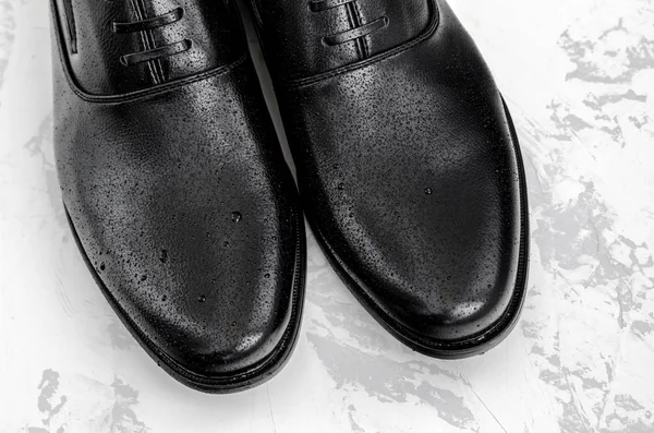 Schwarze Herren Lederschuhe mit Wassertropfen überzogen. — Stockfoto