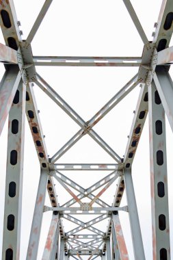 Köprünün metal iskeleti. Aşağıdan yukarıya doğru olan manzara. Soyutlama ve mimari.