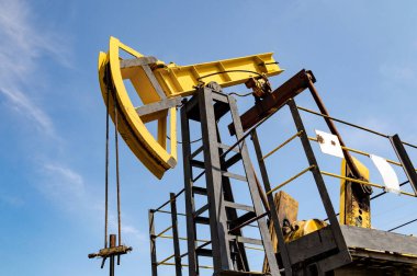 Petrol sahasında yağ pompası. Yerden ham petrol üretimi. Petrol sondaj kulesi ve pompa kriko