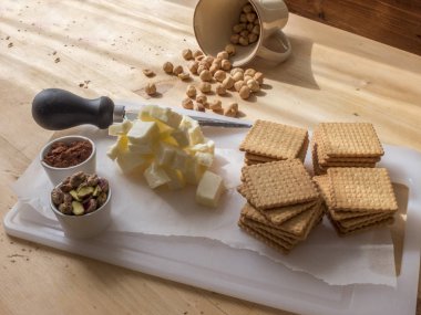 tereyağı, kakao, şeker ve ufalanmış bisküvi ile tipik ev yapımı kek hazırlama adım