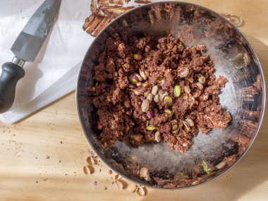 tereyağı, kakao, şeker ve ufalanmış bisküvi ile tipik ev yapımı kek hazırlama adım