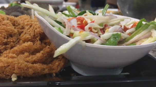 Salade Épicée Poisson Chat Frit Cuisine Asiatique Thaïlandaise Servir Avec — Video