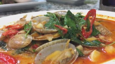 Chili sos sambal istiridye Hawker gıda merkezinde Singapur Malezya deniz ürünleri yemek