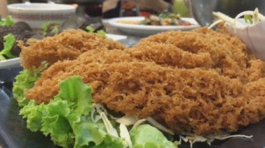 Kızarmış yayın balığı baharatlı salata, Asya Tayland Mutfağı yemek. Tatlı ve ekşi baharatlı sos ile servis yapın