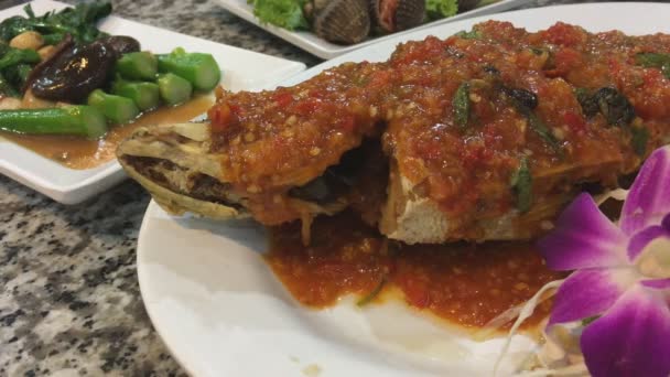 Pesce Servito Con Salsa Peperoncino Piccante Sambal Nel Tritacarne Tradizionale — Video Stock