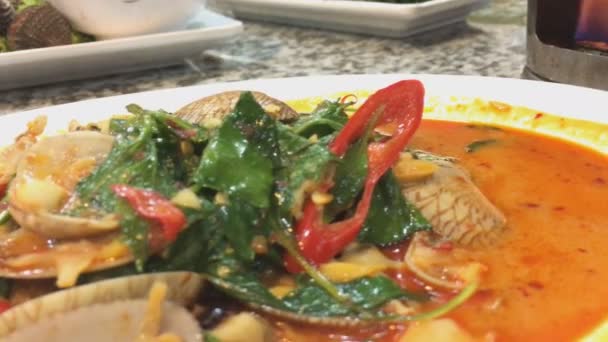 Соус Чили Самбал Моллюсков Сингапур Малайзия Морепродукты Блюдо Лоточном Продовольственном — стоковое видео