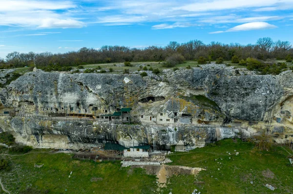 Летающий беспилотник над пещерным городом и монастырем Челтер-Мраморный, недалеко от города Бахчисарай, Крым — стоковое фото