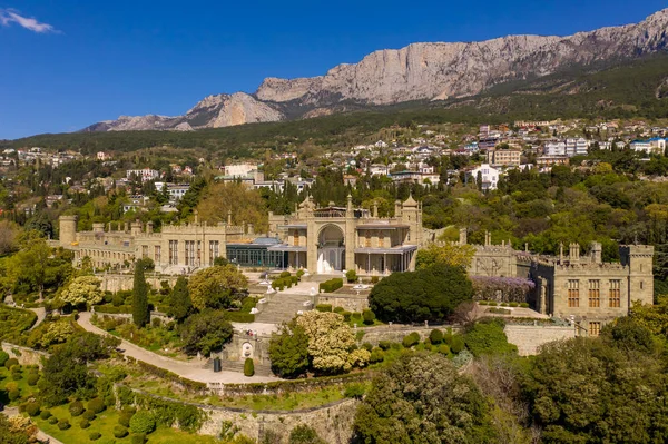 Vorontsov Sarayı veya Alupka Sarayı havadan drone görünümü, Kırım — Stok fotoğraf