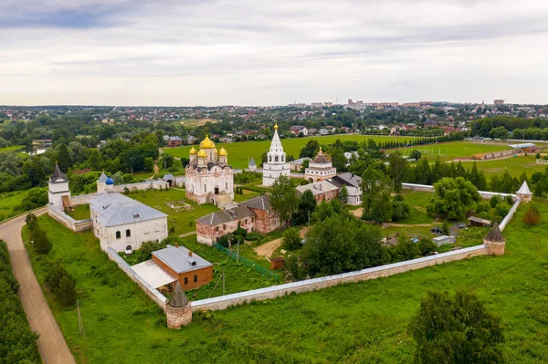 Vista aérea do drone da Natividade da Theotokos e do monastery de São Therapont Luzhetsky, Mozhaysk — Fotografia de Stock