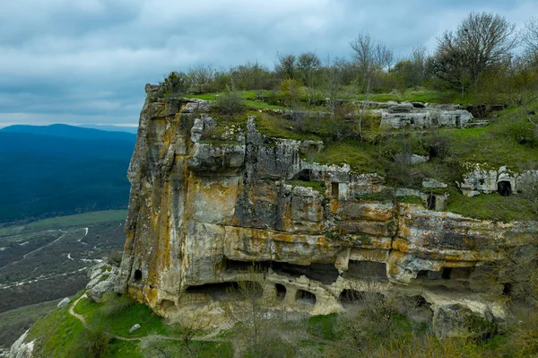 Drone voador acima da cidade caverna Tepe-Kermen, perto da cidade de Bakhchisaray, Crimeia — Fotografia de Stock