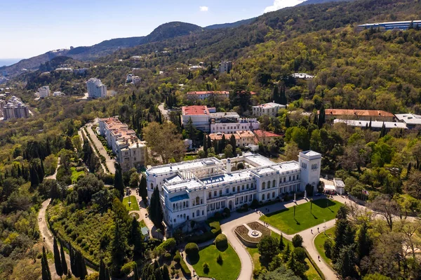 Aerial Drone widok Livadia Palace z pięknym ogrodem krajobrazowym na Krymie — Zdjęcie stockowe