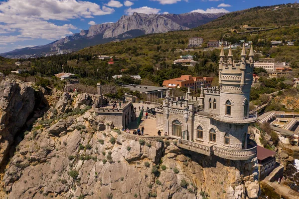 Castle Swallow 's Nest em uma rocha no Mar Negro, na Crimeia. Castelo está localizado na área urbana de Gaspra, Yalta. Vista aérea de drones — Fotografia de Stock