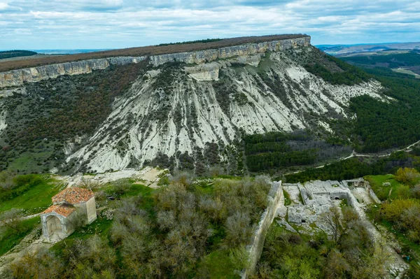 Caverna cidade Chufut-Kale, perto da cidade de Bakhchisaray, Crimeia. Vista aérea de drones — Fotografia de Stock