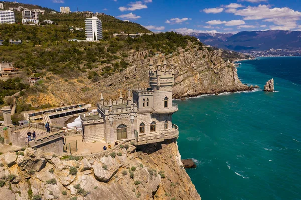 Zamek jaskółcze gniazdo na skale w Morzu Czarnym, Krym. Zamek znajduje się w miejskiej dzielnicy Gaspra, Jałta. Widok dronów lotniczych — Zdjęcie stockowe
