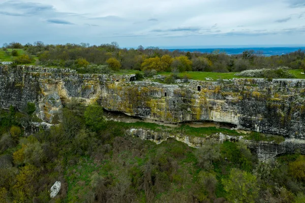 Peștera Mangup-Kale, în apropiere de orașul Bakhchisaray, Crimeea. Vederea dronelor aeriene — Fotografie, imagine de stoc