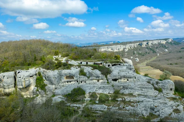 Cueva ciudad Eski-Kermen, cerca de la ciudad de Bakhchisaray, Crimea. Vista aérea del dron — Foto de Stock