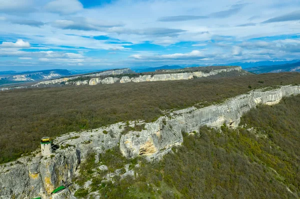 Drone voador acima da cidade caverna e mosteiro Shuldan, perto da cidade de Bakhchisaray, Crimeia — Fotografia de Stock