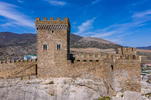 Castelo Cônsul da Fortaleza Genovesa em Sudak, Crimeia. Vista aérea de drones — Fotografia de Stock