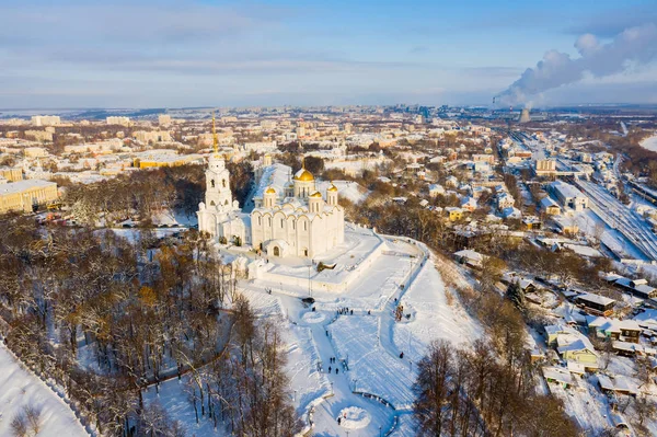 Iglesia de la Asunción en Vladimir ciudad al atardecer, Rusia. Vista aérea del dron —  Fotos de Stock