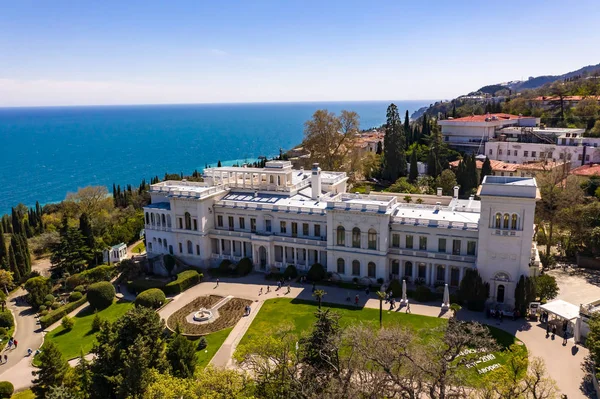 Luchtfoto drone uitzicht van Livadia Palace met een prachtige aangelegde tuin in de Krim — Stockfoto