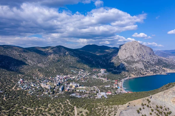 Panoramatický výhled na zelený záliv nový svet (nový svět) z vrcholu pohoří Koba-Kaya, na Krymu. Vzdušný výhled — Stock fotografie