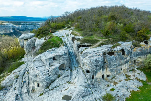 Caverna cidade Eski-Kermen, perto da cidade de Bakhchisaray, Crimeia. Vista aérea de drones — Fotografia de Stock