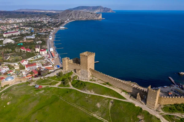 Fortaleza genovesa na baía de Sudak, na Península da Crimeia. Vista aérea de drones — Fotografia de Stock