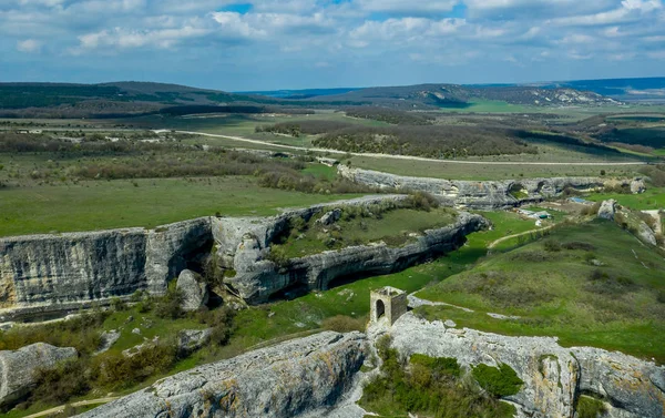 Cueva ciudad Eski-Kermen, cerca de la ciudad de Bakhchisarai, Crimea. Vista aérea del dron — Foto de Stock