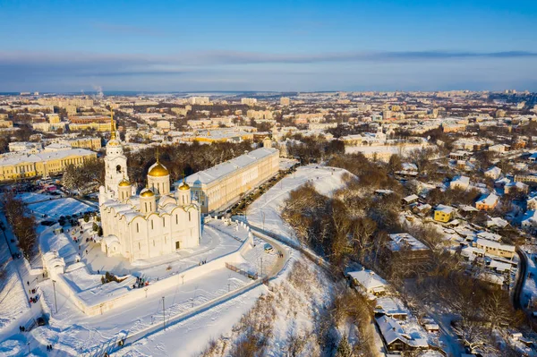 ロシア、ウラジミールの町のアサンプション教会の空中ドローンビュー — ストック写真