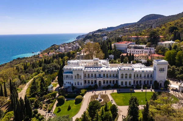 Kırım'da güzel bir peyzajlı bahçe ile Livadia Sarayı havadan drone görünümü — Stok fotoğraf