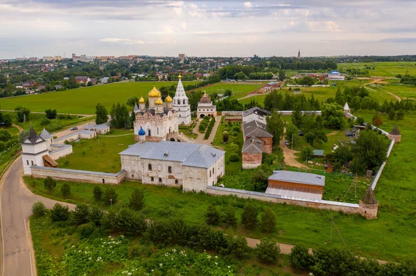 Aerial Drone syn på födelse av Theotokos och St Therapont Luzhetsky kloster, Mozhaysk — Stockfoto